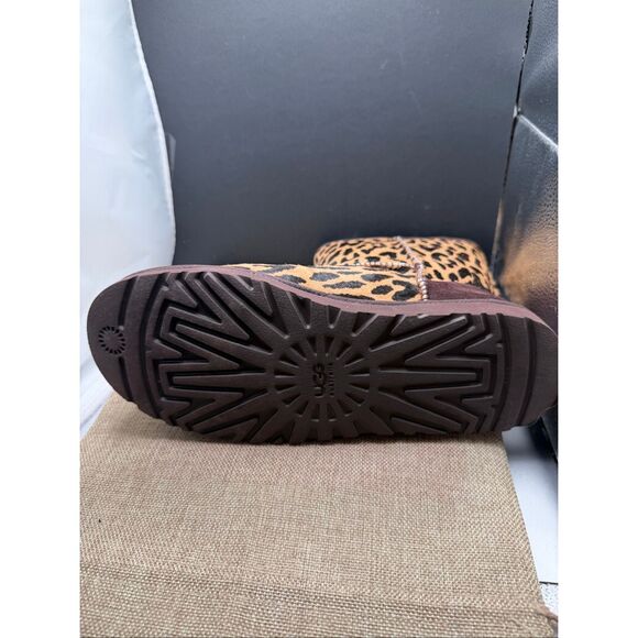 UGG Australia Women's Classic Short Boots Exotic Print Zebra/Cheetah #1002790 Si - Picture 4 of 6